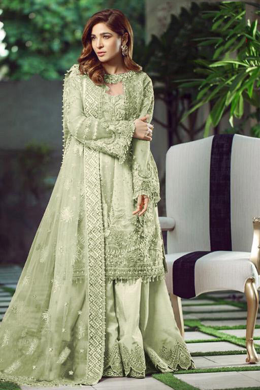 Green Pakistani Wedding Mehndi/Mayoun Lehenga Green Pakistani Wedding Mehndi/Mayoun Lehenga